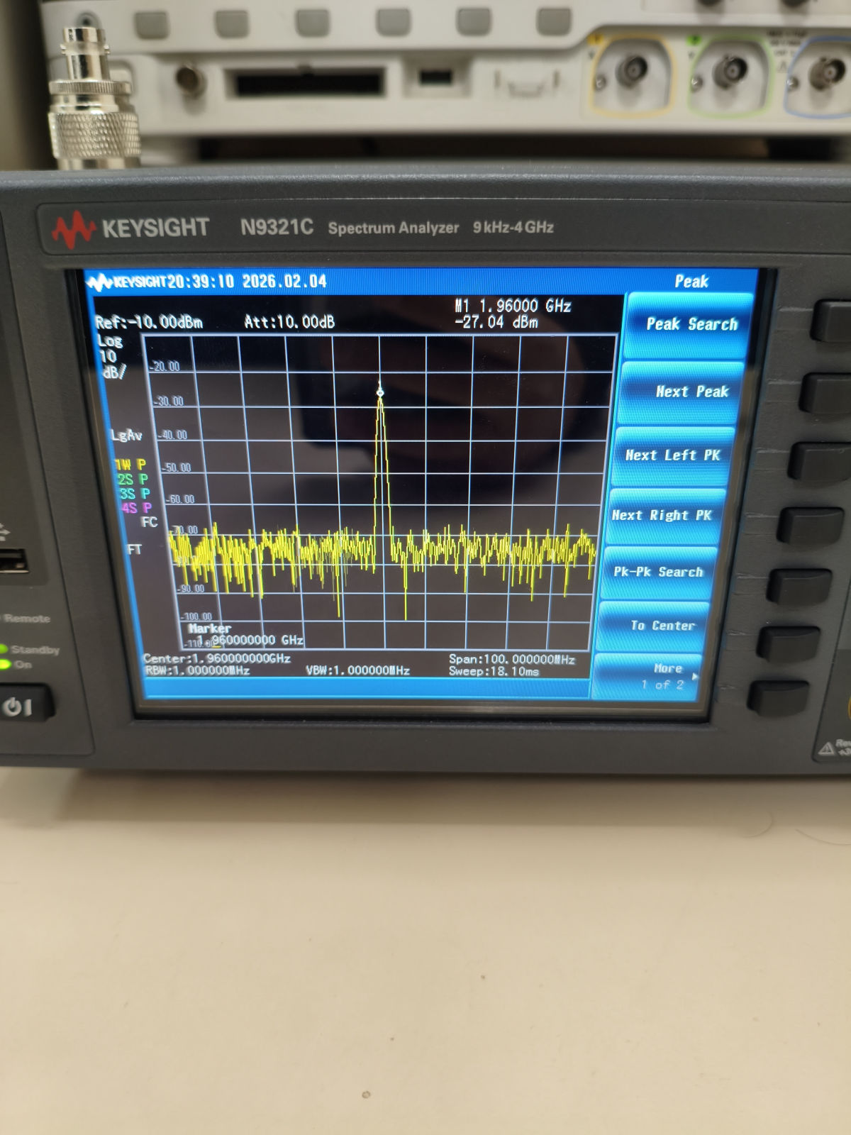 מסך מנתח ספקטרום המציג שיא קליטה סביב 1.96GHz